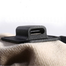 Lade das Bild in den Galerie-Viewer, Dieses kabellose Heizkissen hat einen USB und Type-C Anschluss, an dem man die Powerbank anschliessen kann.